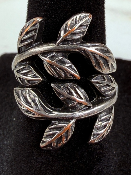 6 3/4 Jewelry - Aged Silvertone Leaf Design Metal Ring 6 3/4
